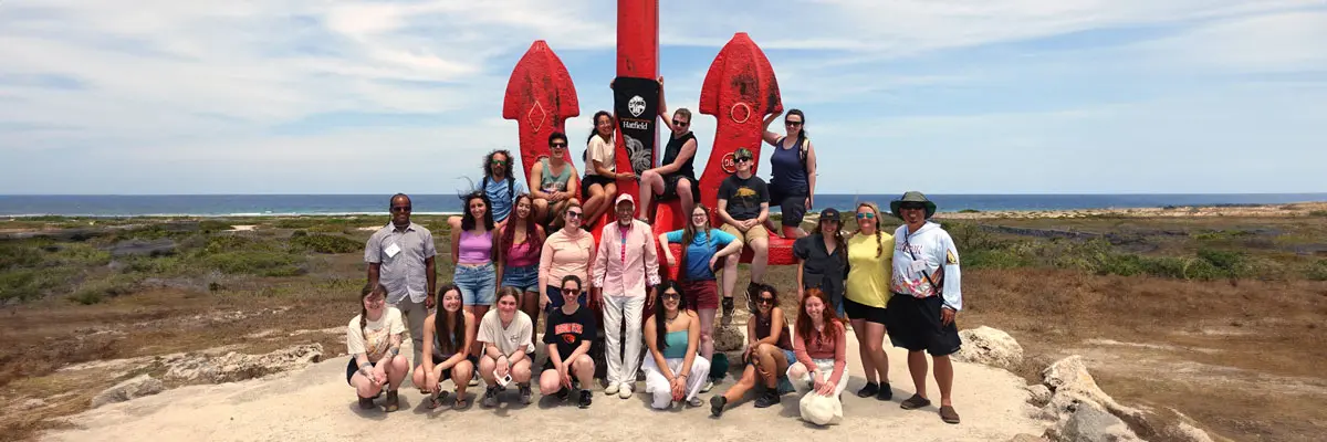 Undergraduate students examine Aruba